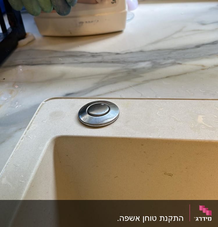 כיור עם כפתור מתכת, כפפות גומי ירוקות